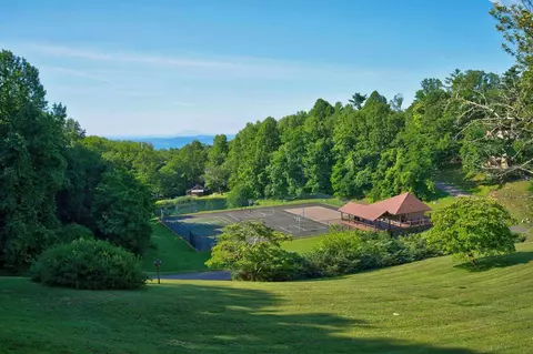 96 Doe Highlands Dr, Hillsville, VA 24343