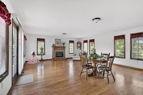Living - 16471 B Spring Valley Rd, Abingdon, VA 24210 photo 2 of 3