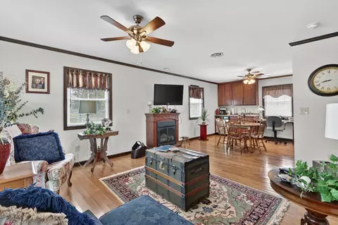 Living - 16471 B Spring Valley Rd, Abingdon, VA 24210 photo 3 of 3