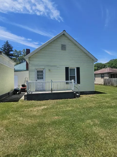 107 S Maple Ln, Cedar Bluff, VA 24609 photo 3
