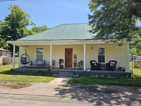 107 S Maple Ln, Cedar Bluff, VA 24609 photo 1