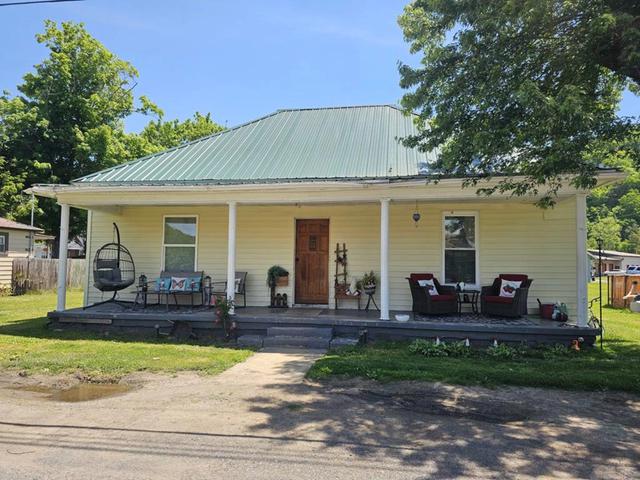 107 S Maple Ln, Cedar Bluff, VA 24609