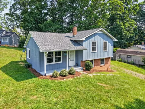 77 Amelia Ln, Hillsville, VA 24343