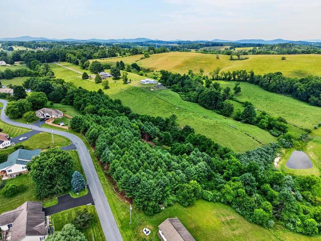 303 Stone Brook Dr, Galax, VA 24333