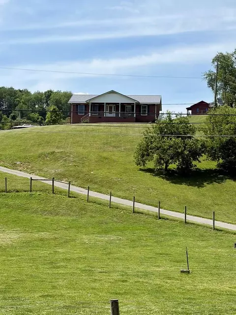 108 Meredith Ln, Tazewell, VA 24651