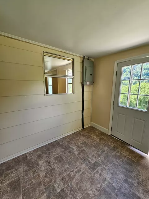 230 W Hurt Buggy Rd, Cedar Bluff, VA 24609 photo 8