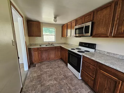 230 W Hurt Buggy Rd, Cedar Bluff, VA 24609 photo 5