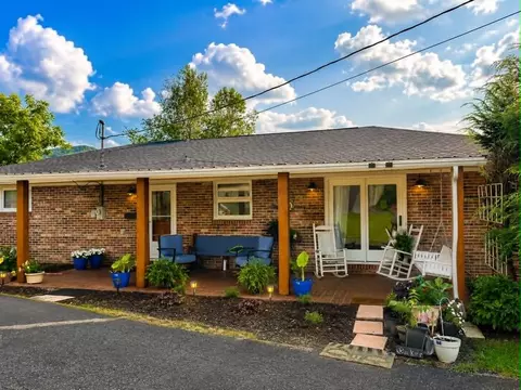 116 Summers St, Cedar Bluff, VA 24609 photo 3