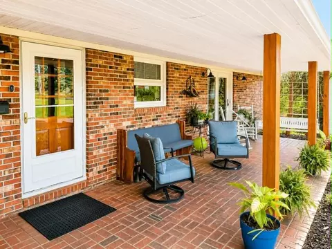 116 Summers St, Cedar Bluff, VA 24609 photo 2