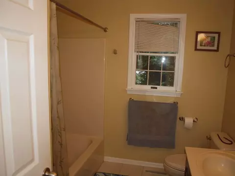 Bath - 822 Wayne Ave NE, Abingdon, VA 24210 photo 1 of 2