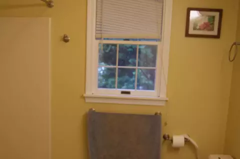 Bath - 822 Wayne Ave NE, Abingdon, VA 24210 photo 2 of 2