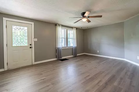 Living - 19280 Repass Rd, Abingdon, VA 24210 photo 2 of 6