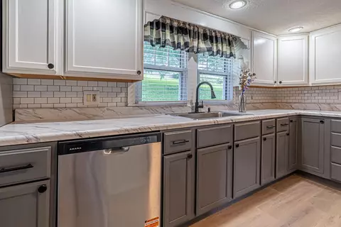 Kitchen - 19280 Repass Rd, Abingdon, VA 24210 photo 4 of 6