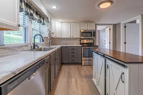 Kitchen - 19280 Repass Rd, Abingdon, VA 24210 photo 5 of 6