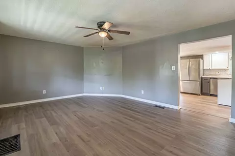 Living - 19280 Repass Rd, Abingdon, VA 24210 photo 1 of 6