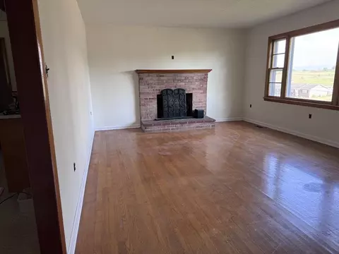 Living - 30005 Lee Hwy, Glade Spring, VA 24340 photo 4 of 6