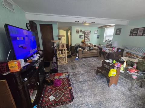 Living - 2744 Everett St, Bristol, VA 24201 photo 1 of 3