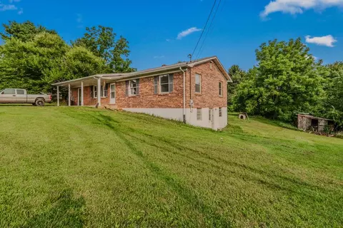 1900 Coon Ridge Rd, Hillsville, VA 24343