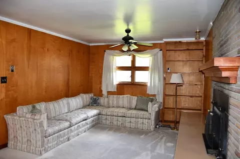 Living - 305 Birch Ln, Cedar Bluff, VA 24609 photo 4 of 5