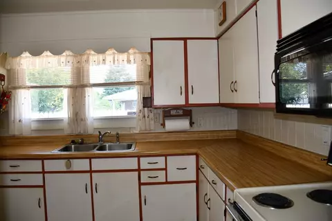 Kitchen - 305 Birch Ln, Cedar Bluff, VA 24609 photo 1 of 4