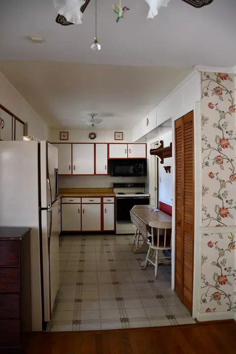 Kitchen - 305 Birch Ln, Cedar Bluff, VA 24609 photo 3 of 4