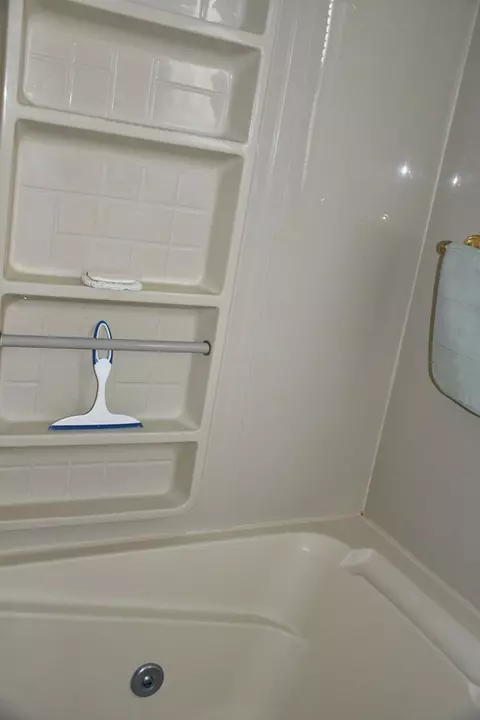 Bath - 305 Birch Ln, Cedar Bluff, VA 24609 photo 2 of 5