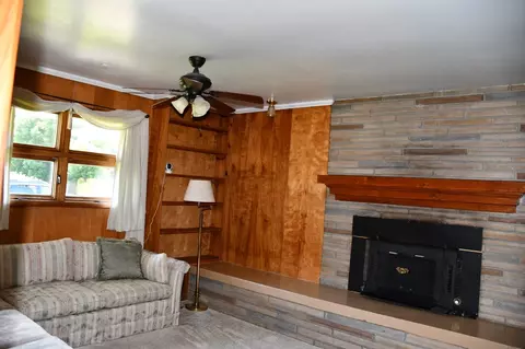 Living - 305 Birch Ln, Cedar Bluff, VA 24609 photo 3 of 5