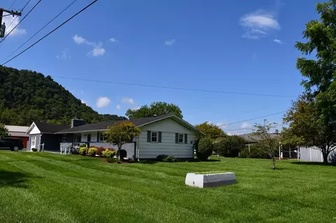 Exterior - 305 Birch Ln, Cedar Bluff, VA 24609 photo 4 of 9