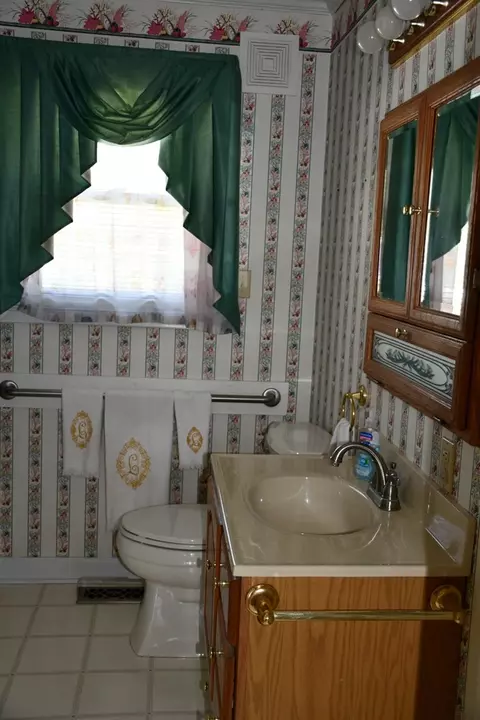 Bath - 305 Birch Ln, Cedar Bluff, VA 24609 photo 1 of 5