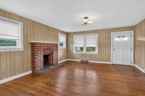 Living - 28107 Minton Ln, Abingdon, VA 24211 photo 2 of 5