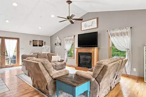 Living - 206 Locust Hill Rd, Max Meadows, VA 24360 photo 2 of 3