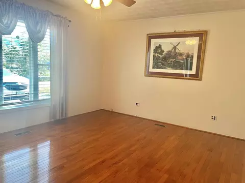 Living - 261 Fair St, Pounding Mill, VA 24637 photo 2 of 4