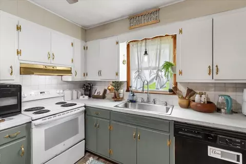 Kitchen - 620 Stagecoach Rd, Glade Spring, VA 24340 photo 4 of 4