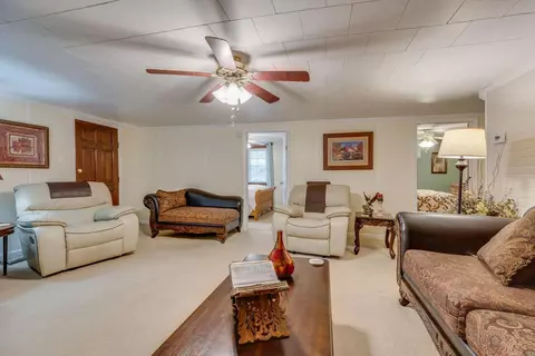 Living - 9729 Sandlick Rd, Bee, VA 24217 photo 3 of 3