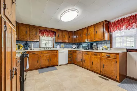 Kitchen - 9729 Sandlick Rd, Bee, VA 24217 photo 1 of 2