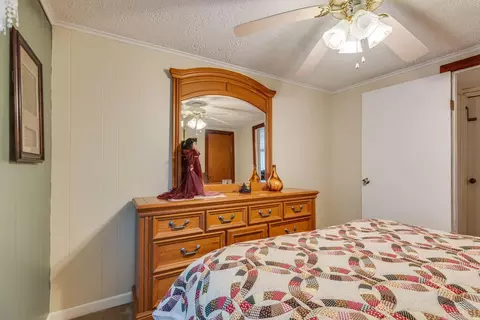 Bedroom - 9729 Sandlick Rd, Bee, VA 24217 photo 10 of 10