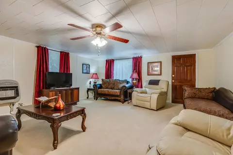 Living - 9729 Sandlick Rd, Bee, VA 24217 photo 2 of 3