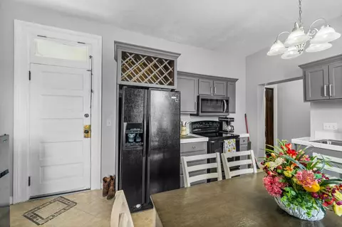 Entry Way - 665 Moore St, Bristol, VA 24201 photo 4 of 4