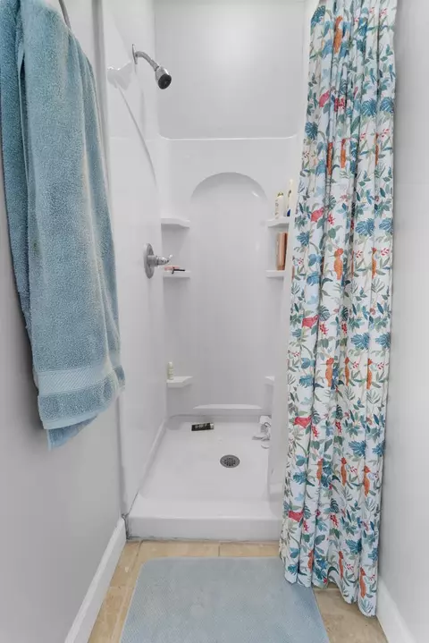 Bath - 665 Moore St, Bristol, VA 24201 photo 6 of 9