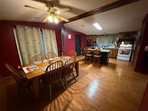 Dining - 129 Floyd St, Cedar Bluff, VA 24609 photo 2 of 4