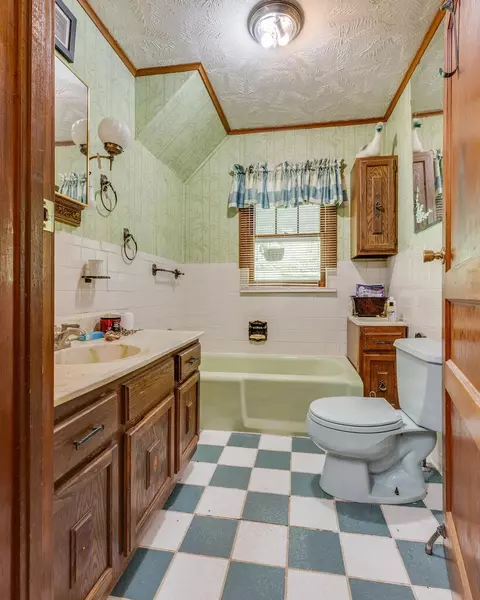 Bath - 3808 Combs Ridge Rd, Honaker, VA 24260 photo 1 of 1