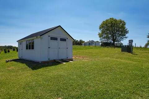 927 Kinzer Rd, Hillsville, VA 24343