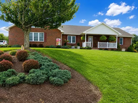 172 Crowder St, Hillsville, VA 24343