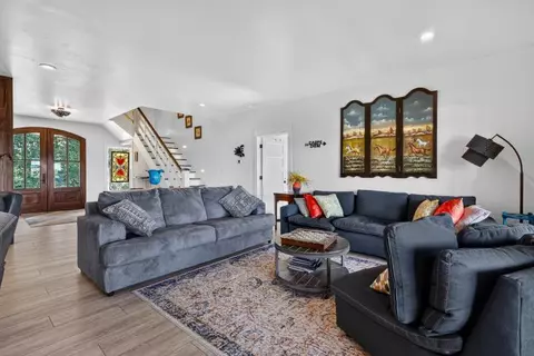 Living - 23544 Winterham Dr, Abingdon, VA 24211 photo 6 of 7