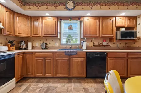 Kitchen - 108 White Tail Dr, Max Meadows, VA 24360 photo 4 of 6