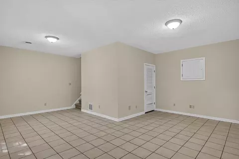 Living - 680 Thompson Dr, Abingdon, VA 24210 photo 5 of 7