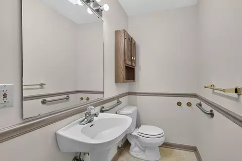 Bath - 680 Thompson Dr, Abingdon, VA 24210 photo 3 of 3
