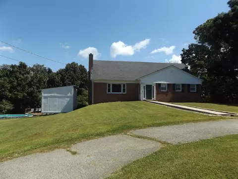 158 Old Coon Ridge Pkwy, Hillsville, VA 24343