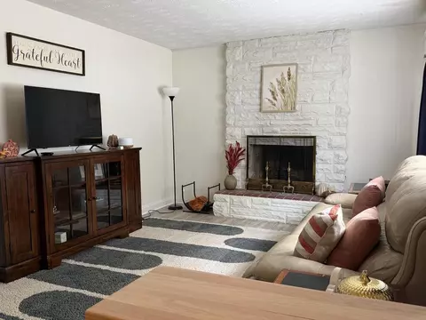 Living - 312 Circle St, Bluefield, VA 24605 photo 3 of 4