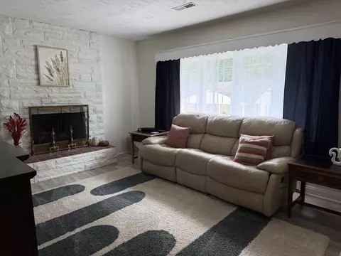 Living - 312 Circle St, Bluefield, VA 24605 photo 4 of 4